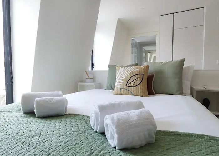 Amazing Stylish W Ac Balcony Elevator Διαμέρισμα *