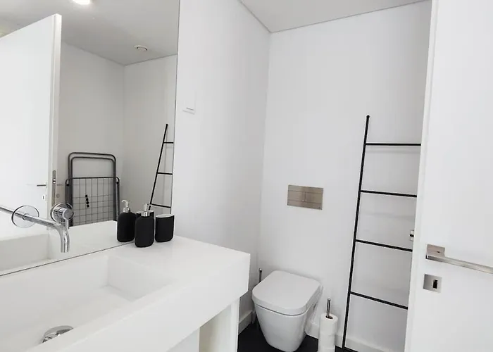 Amazing Stylish W Ac Balcony Elevator Διαμέρισμα *